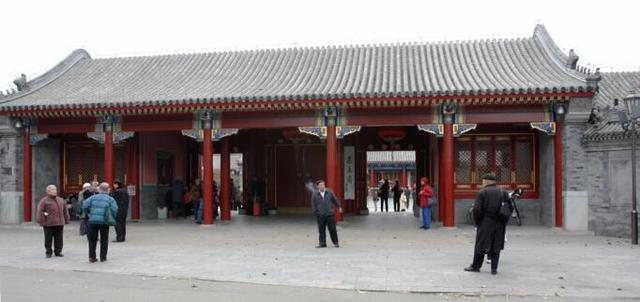 古建筑的屋頂非常漂亮。你知道這些古建筑有什么樣的屋頂嗎？